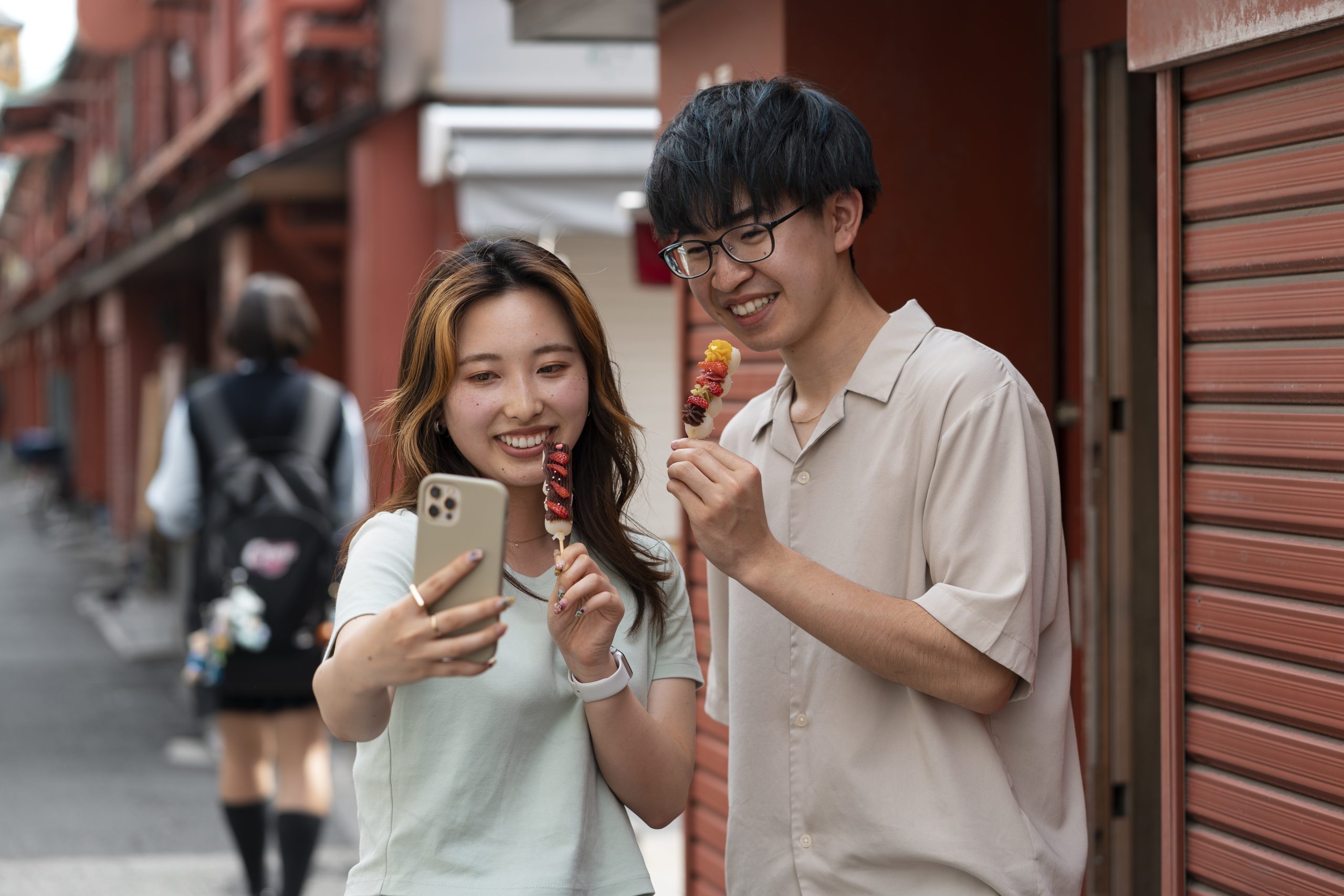 smiley-friends-taking-selfie-medium-shot